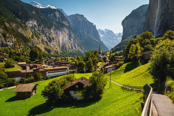 劳特布鲁南深谷中最美丽的高山村之一 背负着陡峭的悬崖和瀑布 位于瑞士奥伯纳斯奥伯兰的劳特布鲁南 — 图库照片