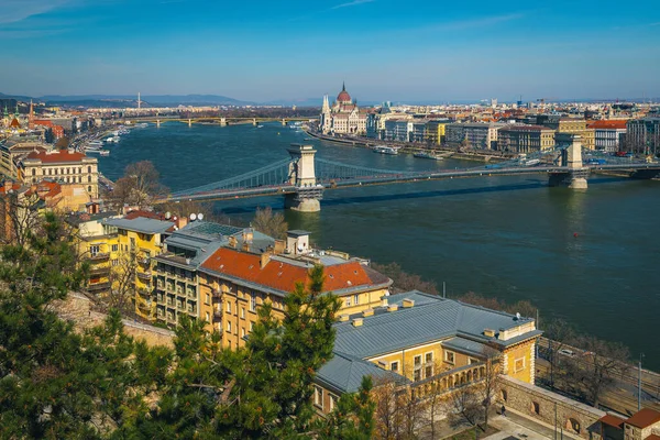 ダヌーブ川を渡るチェーン橋と美しい海岸線 ブダペスト ハンガリー ヨーロッパからの素晴らしいパノラマビュー ストック写真