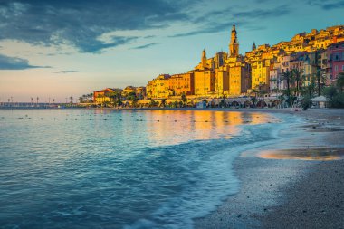 Akdeniz rengarenk deniz binaları ve gün doğumunda Menton 'da ünlü plaj, Provence Alpes Cote d Azur, Fransa, Avrupa