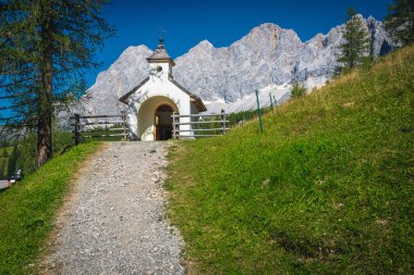 Arkadaki yeşil yamaçtaki şirin küçük Alp Şapeli ve çarpıcı Dachstein Dağları, Ramsau am Dachstein, Styria, Avusturya, Avrupa