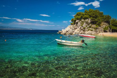 Makarska Riviera 'nın en güzel plajlarından biri demirli tekneler, Brela, Dalmaçya, Hırvatistan, Avrupa