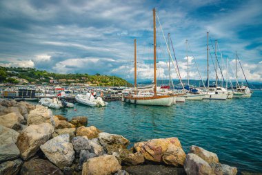 Porto Venere, Liguria, İtalya ve Avrupa 'nın küçük limanında demirli tekneler ve yelkenli tekneler