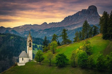 Dolomites, San Genesio köyü, Trentino-South Tyrol, İtalya, Avrupa 'da güzel günbatımında St. Barbara' nın muhteşem geleneksel şapeli
