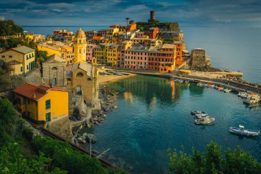 Rıhtımdaki renkli Akdeniz evleri, Cinque Terre, Liguria, İtalya ve Avrupa 'daki Vernazza köyü manzarası hayranlık uyandırıcı.