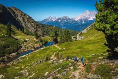 Ünlü Spiegelsee Gölü, Styria, Avusturya, Avrupa yakınlarındaki dağlık patikada yürüyüş yapan bir grup insan.