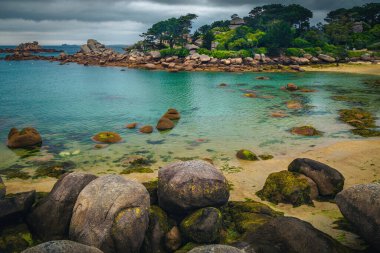 Fransa 'nın en güzel ve ünlü plajlarından biri. Pembe granit kayalar ve Perros-Guirec, Ploumanach, Brittany, Fransa, Avrupa yakınlarında temiz turkuaz suyu