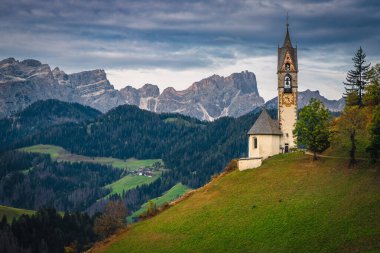 Şafakta Dolomites, San Genesio köyü, Trentino-South Tyrol, İtalya, Avrupa 'da geleneksel St. Barbara Şapeli