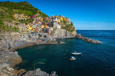 Manarola, Cinque Terre, İtalya ve Avrupa 'da muhteşem körfezde demirlemiş teknelerle ve renkli evlerle muhteşem bir manzara.