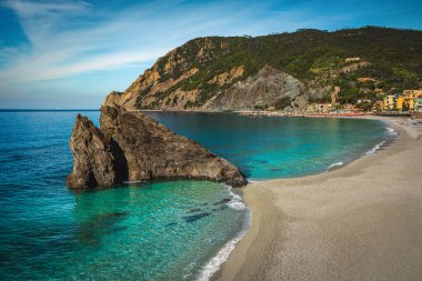 Ligurian Riviera 'nın en çarpıcı sahillerinden biri turkuaz deniz, Monterosso al Mare, Cinque Terre, Liguria, İtalya Avrupa