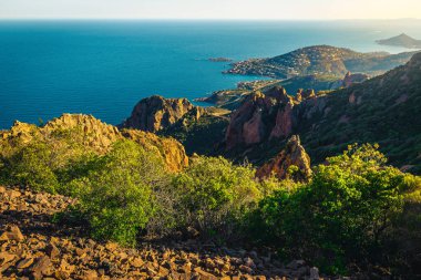 Cannes yakınlarındaki en güzel dağ zirvelerinden biri, Pic du Cap Roux. Zirveden çarpıcı kırmızı kayalar ve mavi deniz manzarası, Esterel Massif, Saint-Raphael, Frejus, Fransa, Avrupa
