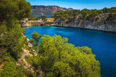 Muhteşem Akdeniz ile gök mavisi deniz, Calanque de Pin körfezi, Calanques Ulusal Parkı, Cassis, Güney Fransa ve Avrupa arasındaki uçurumlar arasındaki güzel manzara