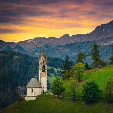 Dolomites, San Genesio köyü, Trentino-South Tyrol, İtalya, Avrupa 'da muhteşem gündoğumu bayırında eski geleneksel Aziz Barbara Şapeli