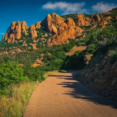 Cannes yakınlarındaki en güzel dağ gruplarından biri, Pic du Cap Roux. Fantastik kırmızı kayalar gün batımında Saint-Raphael, Frejus, Fransa, Avrupa yakınlarındaki Esterel Massif 'te görülür.