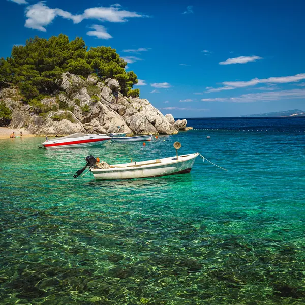 Makarska Riviera 'nın en pitoresk sahillerinden biri demirli motorlu tekneler, Brela, Dalmaçya, Hırvatistan, Avrupa