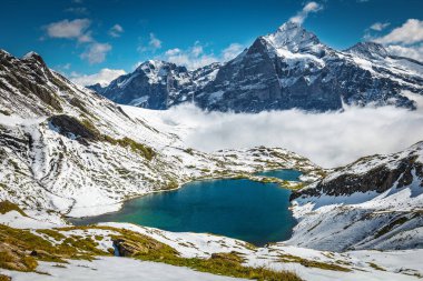 Göz kamaştırıcı alp gölü ve sisli vadide yüksek karlı dağlar, Bachalpsee Gölü, Grindelwald, Bernese Oberland, İsviçre, Avrupa