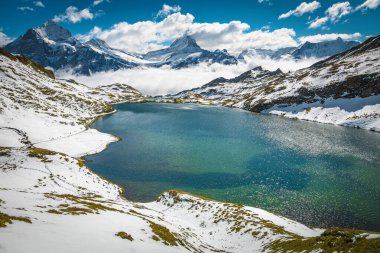 Muhteşem alp gölü ve yüksek karlı dağlarla kaplı vadi üzerinde Bachalpsee Gölü, Grindelwald, Bernese Oberland, İsviçre, Avrupa