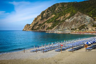 Ligurian Riviera 'nın en ünlü plajlarından biri sıralı güneşli yatakları olan Monterosso al Mare, Cinque Terre, Liguria, İtalya Avrupa