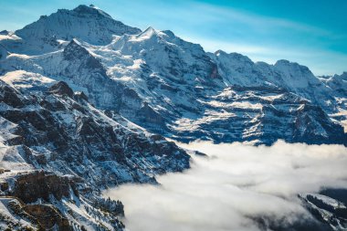 Ünlü Jungfrau tepesi ve sisli Lauterbrunnen vadisi, Mannlichen, Grindelwald, Bernese Oberland, İsviçre, Avrupa