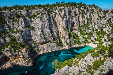 Ünlü Akdeniz körfezi ve demirlemiş teknesi Calanque d en Vau körfezi, Calanques Ulusal Parkı, Cassis, Güney Fransa, Avrupa