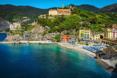 Monterosso al Mare, Cinque Terre, Liguria, İtalya Avrupa sahillerinde renkli güneşli yatakları ve çizgili şemsiyeleri olan ünlü deniz kenarı.