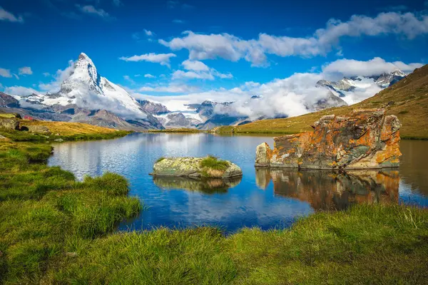 Dünyanın en ünlü ve ikonik dağlarından biri olan Matterhorn manzarası, manzaralı Stellisee Gölü, Zermatt, Valais Kantonu, İsviçre, Avrupa