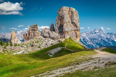 Cinque Torri kaya oluşumları, Dolomitler, İtalya, Avrupa yakınlarındaki yürüyüş yolları