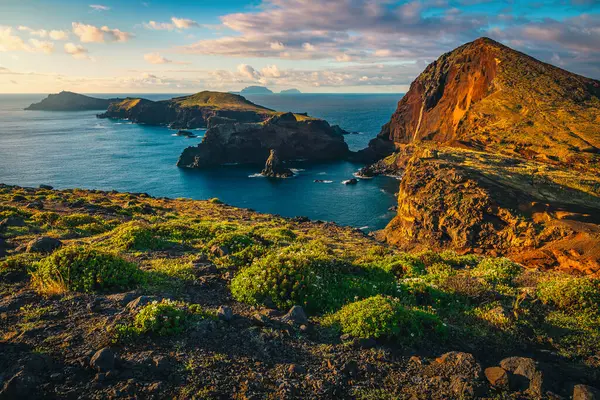 Sao Lourenco yarımadasındaki en güzel ve ziyaret edilen yürüyüş yerlerinden biri. Güneş doğarken Atlantik Okyanusu, Madeira Adası, Portekiz, Avrupa yarımadasından görkemli manzara
