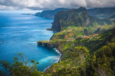 Atlantik Okyanusu ve muhteşem Faial Köyü, Madeira Adası, Portekiz, Avrupa 'nın Lombo do Clerigo manzarasından ünlü deniz manzarası