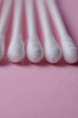 Pembe arka planda pamuk örnekleri, kozmetik ve hijyenik ürün 