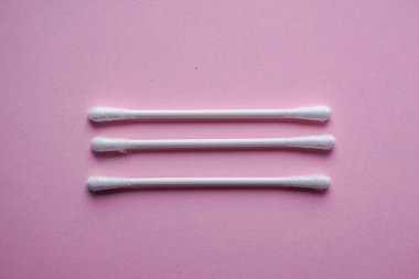Pembe arka planda pamuk örnekleri, kozmetik ve hijyenik ürün 