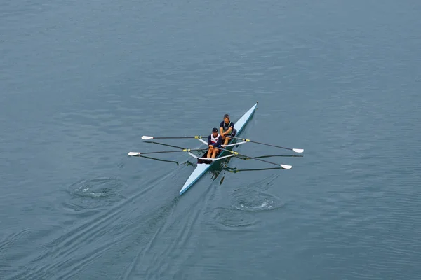 巴斯克地区毕尔巴鄂市Nervion河上的独木舟运动员 西班牙 — 图库照片