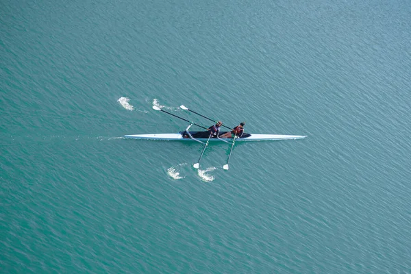 バスク州ビルバオ市のネリヴォンテ川沿いのカヌー競技者 — ストック写真