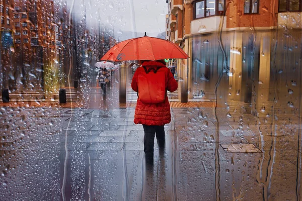 Yağmurlu günlerde şemsiyesi olan insanlar Bilbao şehrinde, Bask ülkesinde, İspanya 'da 