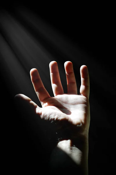 Άνθρωπος Χέρι Επάνω Gesturing Στις Σκιές Σκοτεινό Φόντο — Φωτογραφία Αρχείου