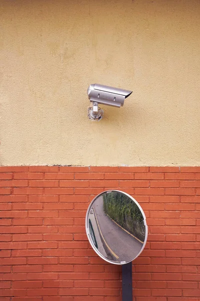 建物の壁に設置された防犯カメラ — ストック写真