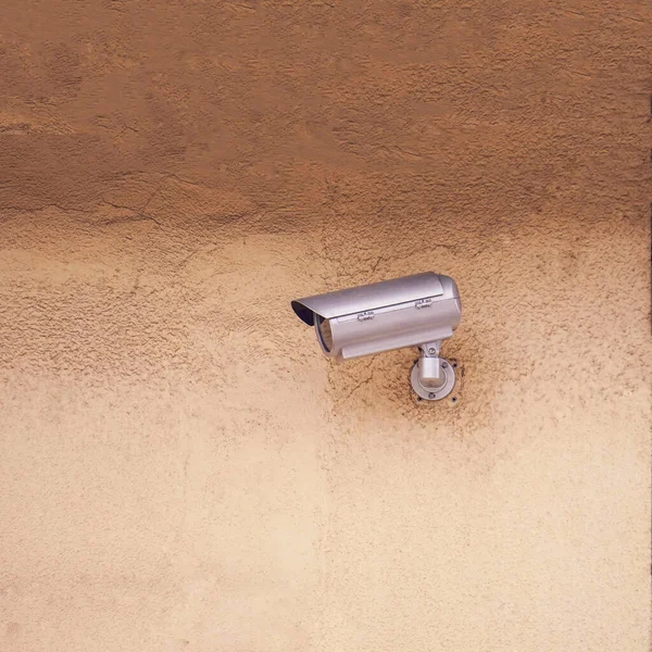 建物の壁に設置された防犯カメラ — ストック写真