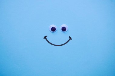 Mavi arka planda gülümseme duygusu 