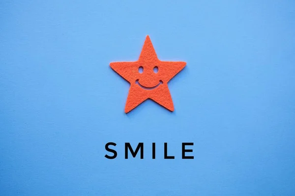 Mavi Arka Planda Gülümseme Duygusu — Stok fotoğraf