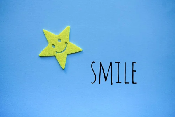 Glimlach Emotie Blauwe Achtergrond — Stockfoto