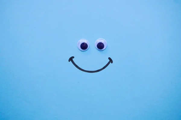 Sourire Émotion Sur Fond Bleu — Photo