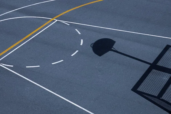 街头篮球 篮球场上的影子 — 图库照片
