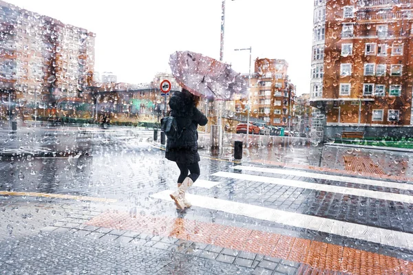 バスクのビルバオ市で雨の日に傘を差した歩行者 — ストック写真