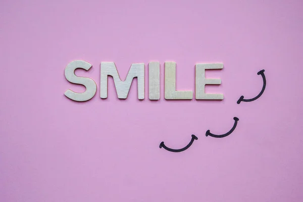 Χαμόγελο Λέξη Στο Ροζ Φόντο Συναισθήματα Και Συναισθήματα — Φωτογραφία Αρχείου