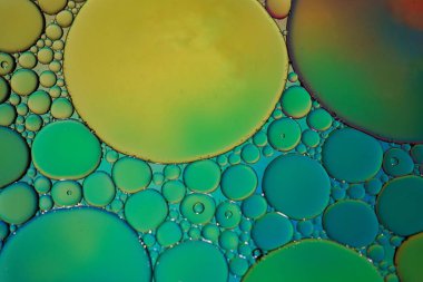 Suyun üzerinde çok renkli yağ halkaları, soyut arkaplan 