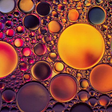 Suyun üzerinde çok renkli yağ halkaları, soyut arkaplan 