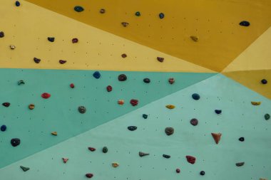 Sokaktaki kaya tırmanışı duvarı 