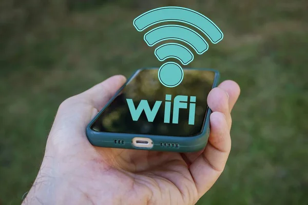 Ręka Trzymając Smartfon Ikoną Wifi Wireless Fidelity — Zdjęcie stockowe