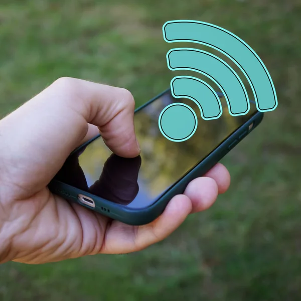 Mano Sosteniendo Teléfono Inteligente Con Icono Wifi Fidelidad Inalámbrica — Foto de Stock