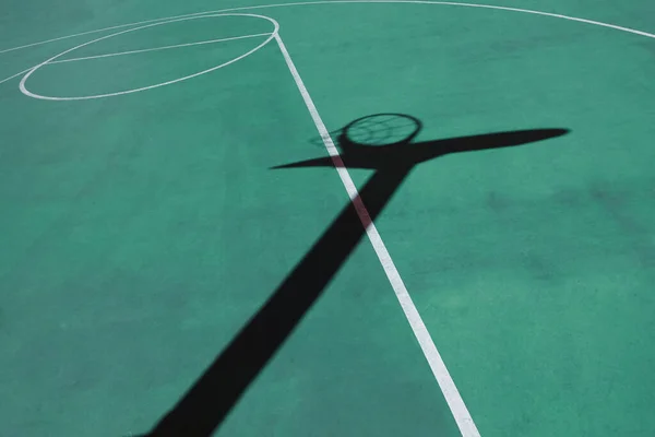 Σκιές Στο Πράσινο Γήπεδο Μπάσκετ Δρόμο Πράσινο Φόντο — Φωτογραφία Αρχείου