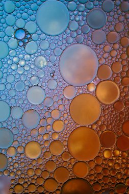 Suyun üzerinde çok renkli yağ halkaları, renkli arkaplan 